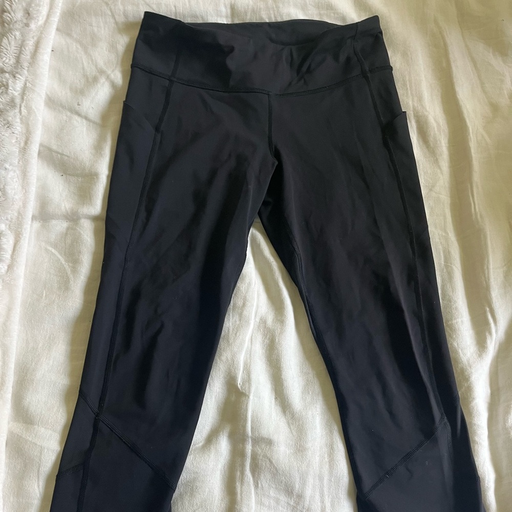 3/4 length lulu lemon yoga pants
